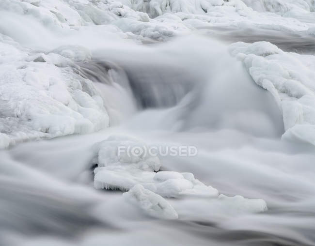 Гульфосс, один з знакових водоспадів Ісландії взимку і один з зупинок знаменитого туристичного маршруту Золоте коло. Європа, Північна Європа, Ісландія, Лютий — стокове фото