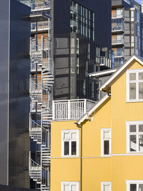 Reykjavik, un barrio de nueva construcción con antigua casa tradicional. Europa, norte de Europa, escandinavia, iceland, febrero - foto de stock