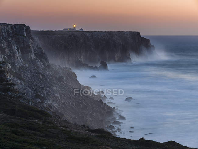 Cabo de Sao Vincente (Cap Saint Vincent) avec son phare sur la côte rocheuse de l'Algarve au Portugal. Europe, Europe du Sud, Portugal, mars — Photo de stock