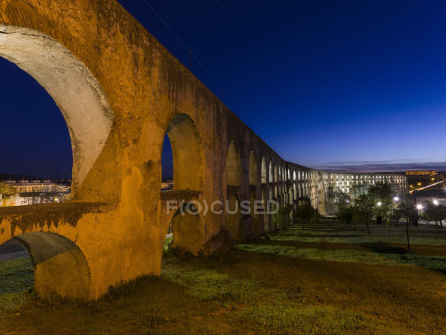 Aqueduto da Amoreira, the aqueduct dating back to the 16th and 17th century.  Elvas in the Alentejo close to the spanish border. Elvas is listed as UNESCO world heritage. Europe, Southern Europe, Portugal, March — Stock Photo