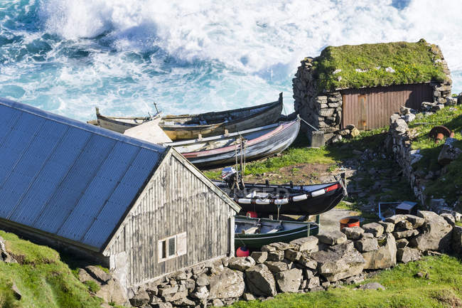 Mykines não tem porto seguro, os barcos têm que ser mantidos no alto do penhasco. A ilha Mykines, parte das Ilhas Faroé no Atlântico Norte, Dinamarca, Norte da Europa — Fotografia de Stock