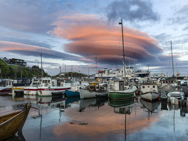 Північ, атмосферна хмара над східною гаванню. Торсгавн (Торсгавн) столиця Фарерських островів на острові Стреймой в Північній Атлантиці, Данія, Північна Європа — стокове фото