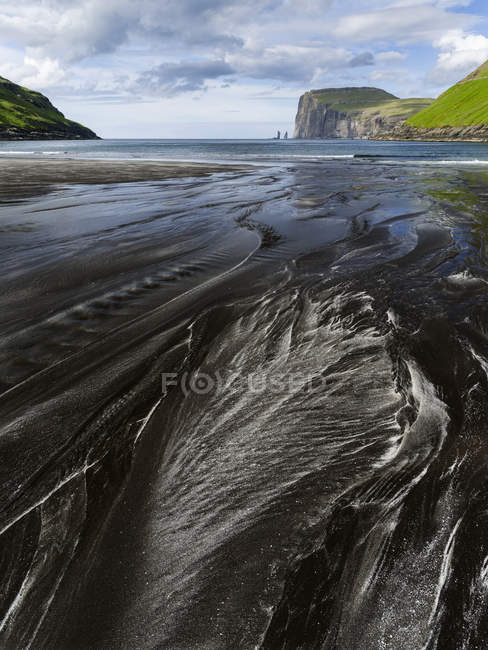 Spiaggia di Tjornuvik. Sullo sfondo l'isola Eysturoy con le iconiche pile marine Risin e Kellingin, Nord Atlantico, Europa, Nord Europa, Danimarca, Isole Faroe — Foto stock