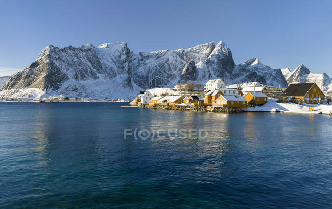 Vila Reine e aldeia Skrisoya na ilha Moskenesoya. As Ilhas Lofoten no norte da Noruega durante o inverno. Europa, Escandinávia, Noruega, Fevereiro — Fotografia de Stock