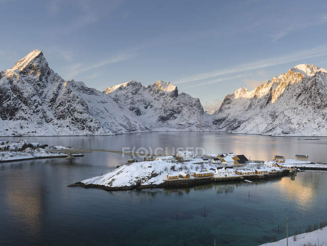 Village Reine et village Skrisoya sur l'île de Moskenesoya. Les îles Lofoten dans le nord de la Norvège pendant l'hiver. Europe, Scandinavie, Norvège, février — Photo de stock