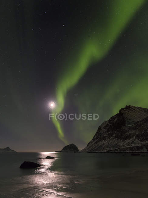 Luci del Nord sulla spiaggia di Haukland, isola Vestvagoy. Le isole Lofoten nel nord della Norvegia durante l'inverno. Europa, Scandinavia, Norvegia, febbraio — Foto stock