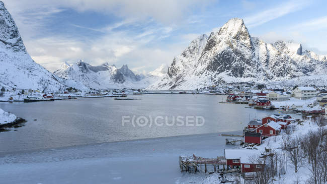 Village Reine sur l'île de Moskenesoya. Les îles Lofoten dans le nord de la Norvège pendant l'hiver. Europe, Scandinavie, Norvège, février — Photo de stock