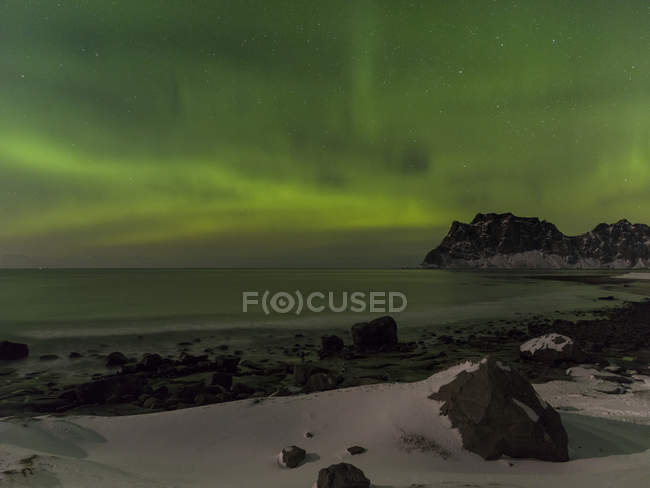 Northern Lights sobre Uttakleiv Beach, ilha de Vestvagoy. As ilhas Lofoten no norte da Noruega durante o inverno. Europa, Escandinávia, Noruega, Fevereiro — Fotografia de Stock