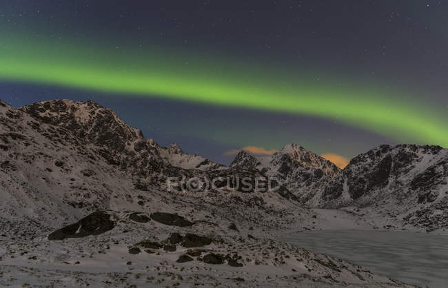 Northern Lights sobre o lago congelado Vikvatnet perto de Leknes, ilha Vestvagoy. As ilhas Lofoten no norte da Noruega durante o inverno. Europa, Escandinávia, Noruega, Fevereiro — Fotografia de Stock