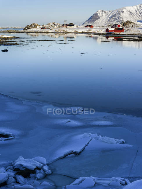 Вид на поселок Несджоян. Пейзаж зимой, остров Вествагой. Лофотенские острова в северной Норвегии зимой. Европа, Скандинавия, Норвегия, февраль — стоковое фото