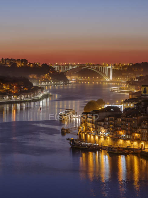 Pôr do sol sobre o Rio Douro. Esquerda Vila Nova de Gaia, direita a cidade velha. Cidade do Porto (Porto) no Rio Douro, no norte de Portugal. A cidade velha é listada como patrimônio mundial da UNESCO. Europa, Europa do Sul, Portugal, Abril — Fotografia de Stock