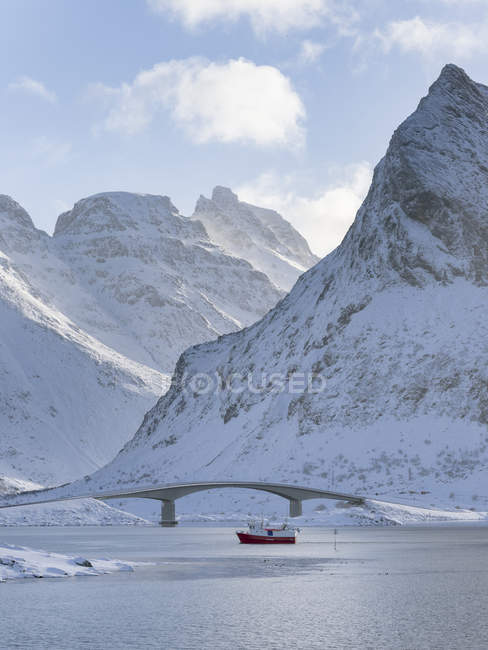Ponte de Fredvang (Fredvangbruene) conectando as ilhas Moskenesoya e Flakstadoya. As Ilhas Lofoten no norte da Noruega durante o inverno. Europa, Escandinávia, Noruega, Fevereiro — Fotografia de Stock