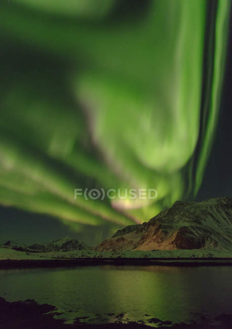 Luces del Norte sobre Flakstadoya. Las islas Lofoten en el norte de Noruega durante el invierno. Europa, Escandinavia, Noruega, febrero - foto de stock
