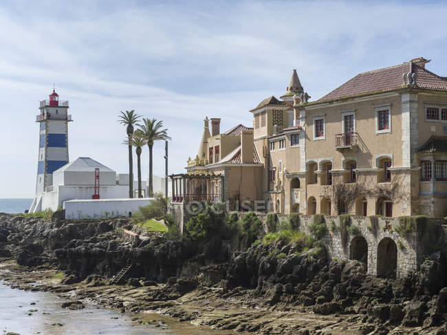 Місто Каскаїс, відоме спа-курортом на узбережжі атлантичного океану, на північ від Лісабона. Музей маяка Санта-Марта і Каса-де-Санта-Марія Європа, Південна Європа, Португалія — стокове фото