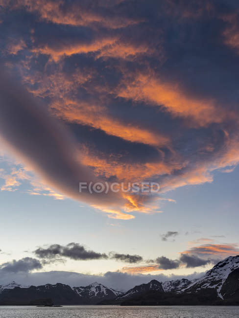 Закат в устье залива Стромнесс на юге Джорджии. Антарктида, Субантарктида, Южная Георгия, октябрь — стоковое фото