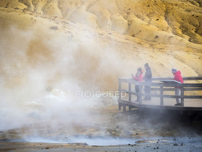 Visitors in the geothermal area at  Seltun on vulcano Krysuvik, Reykjanes peninsula during fall.   europe, northern europe, iceland, august — Stock Photo