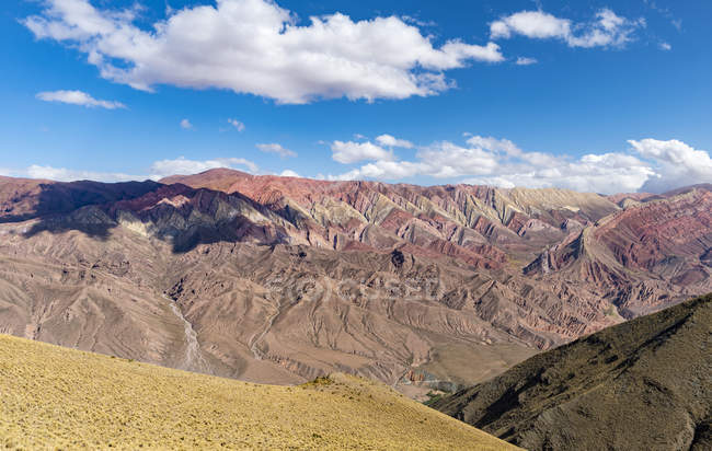 Formation rocheuse iconique Serrania de Hornocal dans le canyon Quebrada de Humahuaca. Le Quebrada est inscrit au patrimoine mondial de l'UNESCO. Amérique du Sud, Argentine, novembre — Photo de stock