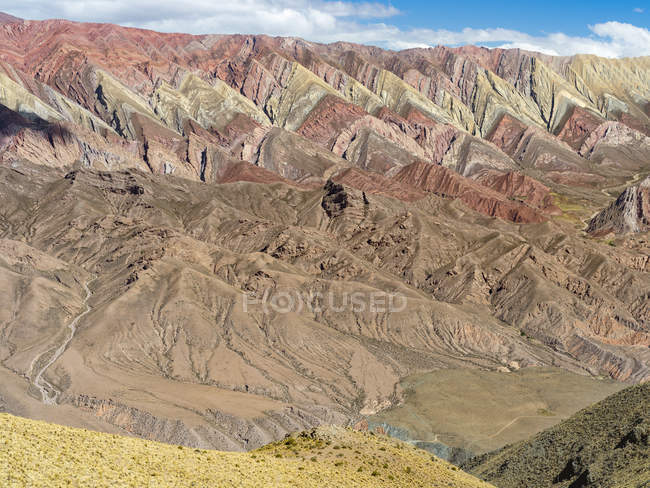 Formation rocheuse iconique Serrania de Hornocal dans le canyon Quebrada de Humahuaca. Le Quebrada est inscrit au patrimoine mondial de l'UNESCO. Amérique du Sud, Argentine, novembre — Photo de stock