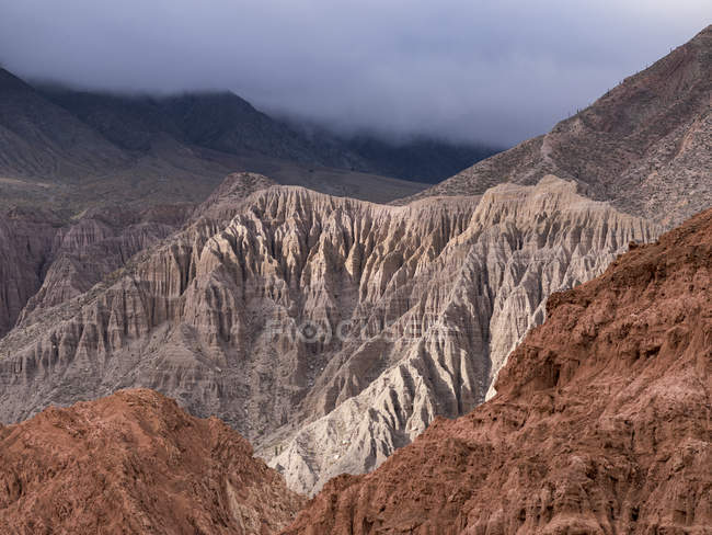 Montañas coloridas cerca del pueblo Purmamarca en el cañón Quebrada de Humahuaca. La Quebrada está clasificada como Patrimonio de la Humanidad por la UNESCO. América del Sur, Argentina, noviembre - foto de stock
