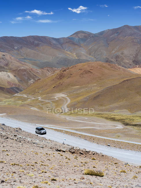 Routa 40 climbing up to Abra del Acay (4895m), one of the highest regular roads in the world.  The Altiplano in Argentina, South America, Argentina — Stock Photo