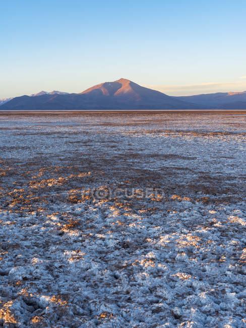 Pôr do sol sobre o Salar de Arizaro, um dos maiores apartamentos de sal do mundo. O Altiplano perto da aldeia Tolar Grande, na Argentina, perto da fronteira com o Chile. América do Sul, Argentina — Fotografia de Stock