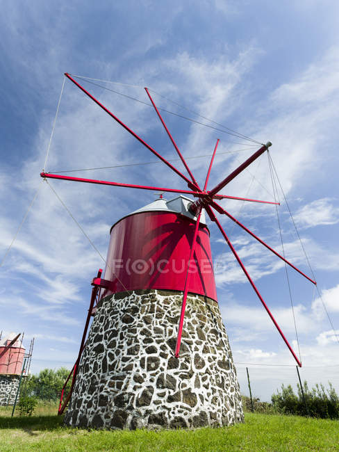 Традиционная ветряная мельница в Консейкао недалеко от Орты. Остров Фаял, остров на Азорских островах (Ilhas dos Acores) в Атлантическом океане. Азорские острова - автономный регион Португалии . — стоковое фото