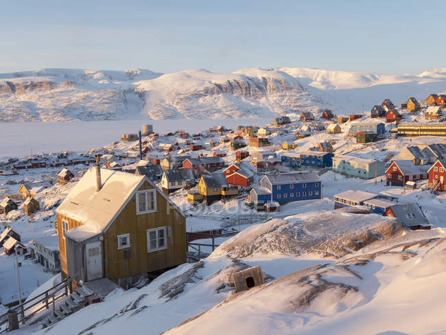 Città Uummannaq durante l'inverno nel nord della Groenlandia. Lo sfondo è Nussuaq (Nugssuaq) penisola. America, Nord America, Danimarca, Groenlandia — Foto stock