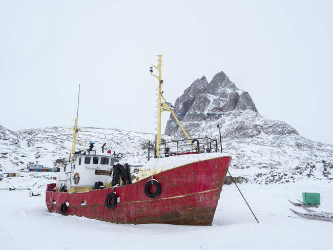 Stadt uummannaq im Winter in Nordgrönland. Schiffe im zugefrorenen Hafen. Amerika, Nordamerika, Dänemark, Grönland — Stockfoto