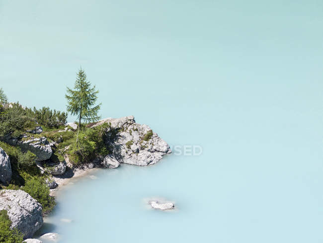 Lago del Sorapis en las dolomitas del Véneto. La cordillera de Sorapis forma parte del patrimonio mundial de dolomitas de la UNESCO. Europa, Europa Central, Italia - foto de stock
