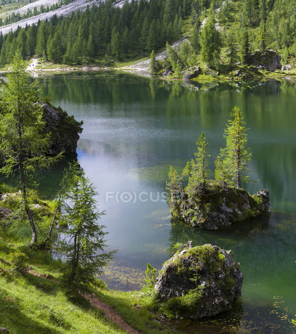 Lago de Federa a Croda da Lago nelle Dolomiti del Veneto vicino a Cortina d'Ampezzo. Fa parte del patrimonio mondiale dell'UNESCO. Europa, Europa centrale, Italia — Foto stock