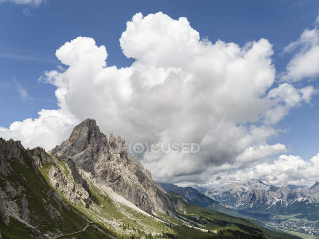 Nubes de tormenta sobre las cumbres de Croda da Lago en los Dolomitas del Véneto cerca de Cortina d 'Ampezzo. Parte del patrimonio mundial de la UNESCO. Europa, Europa Central, Italia - foto de stock