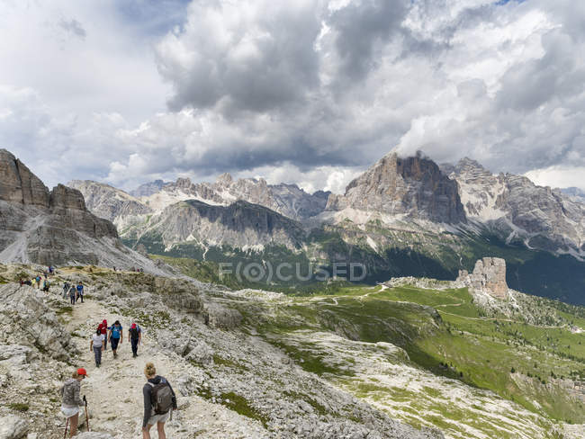 Wanderer und die Gipfel des Tofane und der Cinque Torri (im Vordergrund) in den Dolomiten von Cortina d 'Ampezzo. Tofane gehören zum Unesco-Weltnaturerbe Dolomiten. europa, mitteleuropa, italien — Stockfoto
