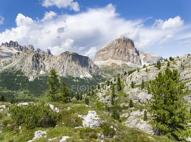 Tofane, lagazui und die fanes aus dem Süden in den Dolomiten von Cortina d 'ampezzo. Teil des Unesco-Welterbes sind die Dolomiten. europa, mitteleuropa, italien — Stockfoto
