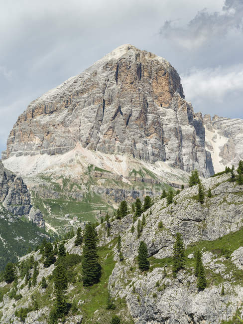 Tofana de Rozes desde el sur en las dolomitas de Cortina d 'Ampezzo. Parte del patrimonio mundial de la UNESCO las dolomitas. Europa, Europa Central, Italia - foto de stock