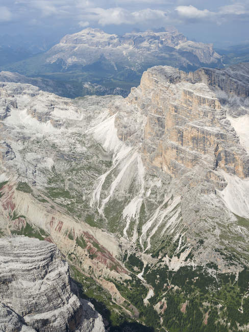 Vista desde la Tofana di Mezzo hacia Sella Tofane son parte del patrimonio mundial de la UNESCO los Dolomitas. Europa, Europa Central, Italia - foto de stock