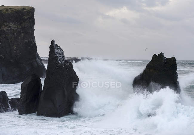 A costa do atlântico norte perto de Reykjanesviti e Valahnukur na península de Reykjanes durante o inverno. Norte da Europa, Escandinávia, Islândia, Fevereiro — Fotografia de Stock