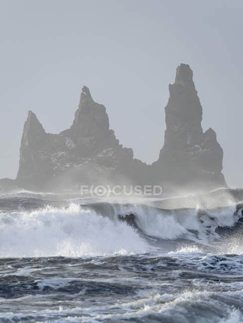 The coast of the north atlantic near Vik y Myrdal during winter.The sea stacks  Reynisdrangar.   Europe, Northern Europe, Scandinavia, Iceland, February — Stock Photo