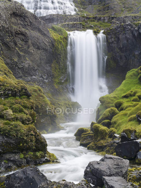 Cachoeira Dynjandi, um ícone dos fiordes ocidentais. The remote Westfjords (Vestfirdir) in north west Iceland. Europa, Escandinávia, Islândia — Fotografia de Stock