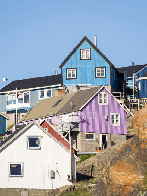 La città di Uummannaq nel nord della Groenlandia occidentale, situata su un'isola nel sistema del fiordo di Uummannaq. America, Nord America, Groenlandia — Foto stock