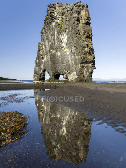 Sea stack Hvitserkur, um marco da península. Paisagem na península de Vatnsnes, no norte da Islândia. Europa, Norte da Europa, Islândia — Fotografia de Stock
