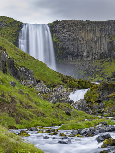 Cascata Svoedufoss (Svoethufoss). Paisagem sobre peninsuala Snaefellsnes no oeste da Islândia. Europa, Norte da Europa, Islândia — Fotografia de Stock