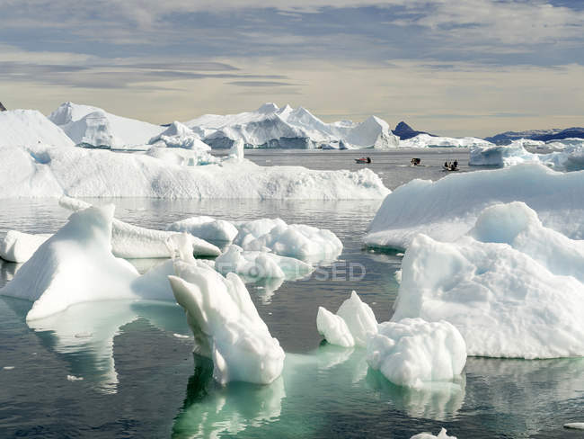 Icebergs no Uummannaq Fjord System, barco de pesca entre icebergs. América do Norte, Gronelândia, Dinamarca — Fotografia de Stock