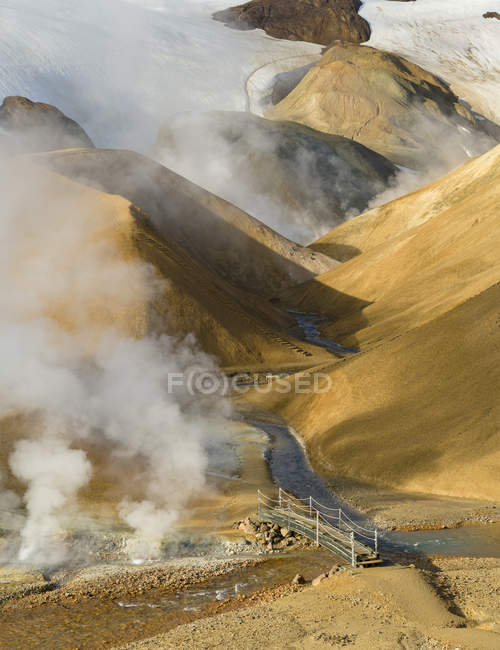 Paysage dans la zone géothermique Hveradalir dans les montagnes Kerlingarfjoell dans les hautes terres d'Islande. Europe, Europe du Nord, Islande, août — Photo de stock