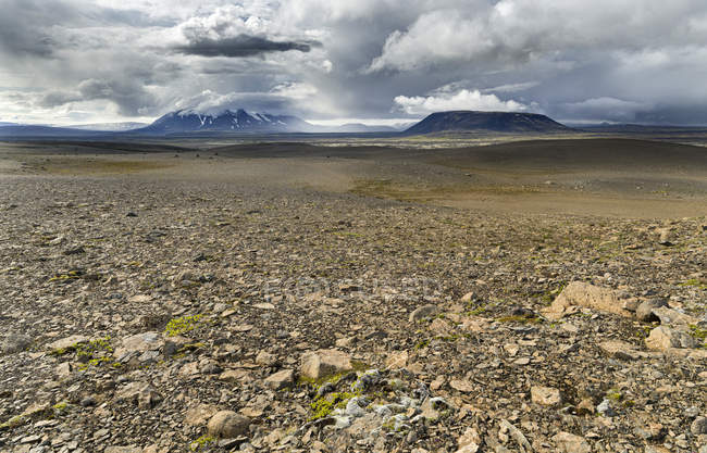 Paisagem nas terras altas da Islândia entre Hofsjoekull e Langjoekull (fundo). Europa, Norte da Europa, Islândia, Agosto — Fotografia de Stock