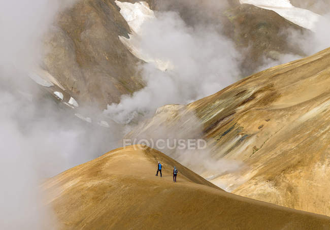 Escursionisti nella zona geotermica Hveradalir sulle montagne Kerlingarfjoell negli altopiani dell'Islanda. Europa, Nord Europa, Islanda, agosto — Foto stock