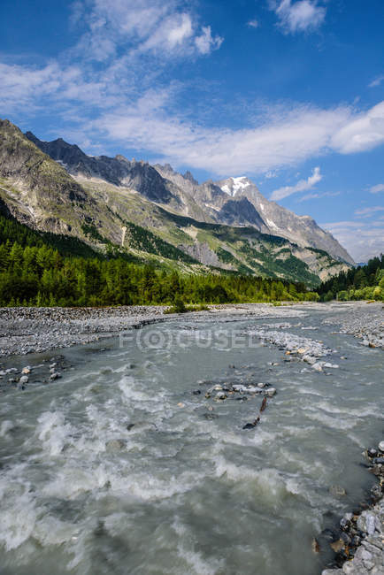 Dora rivière di Val Veny, Monte Bianco montagne, Courmayeur ; Vallée d'Aoste ; Italie ; Europe — Photo de stock
