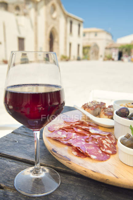 Aperitivo con copa de vino tinto siciliano y soda, Italia, Europa - foto de stock
