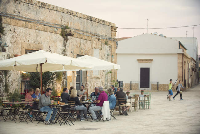 La gente bebe aperitivo en Marzamemi Sicilia, Italia, Europa - foto de stock