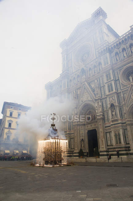 Соборная площадь, взрыв телеги на Пасху, Флоренция, Тоскана, Италия, Европа — стоковое фото