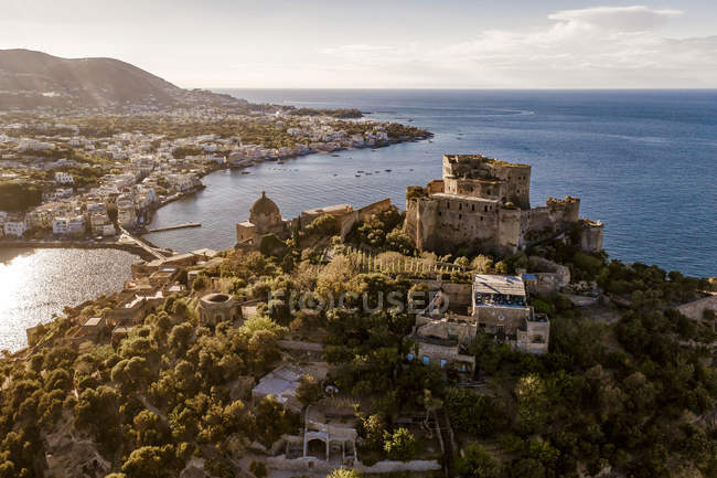 Luftaufnahme, aragonese castle, ischia porto, ischia island, campania, italien, europa — Stockfoto